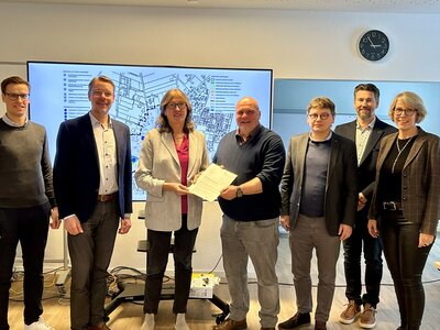 Übergabe des Aufnahmebescheides an die Beteiligten der Gemeinde Heeslingen