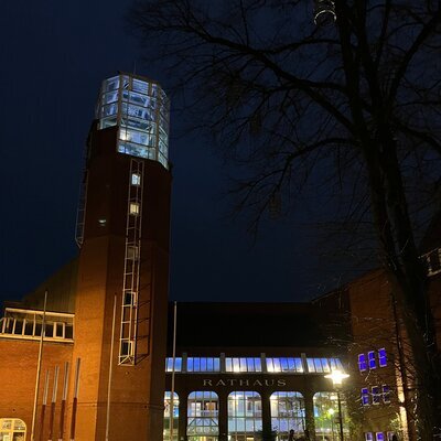 Rathaus Zeven blau erleuchtet 