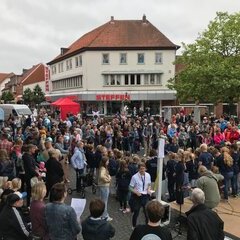 Kinderrechtefest Kommando Kids Zeven 2.6.2024; Beginn der Vernastaltung; zu sehen ist der Gosekamp Schulchor vor der Bühne sowie das Publikum