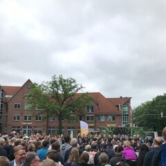 Kinderrechtefest Kommando Kids Zeven 2.6.2024; zu sehen sind Besucher und Besucherinnen der Veranstaltung, Kinder und Familien und Vertreter der Politik