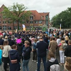 Kinderrechtefest Kommando Kids Zeven 2.6.2024; Beginn der Vernastaltung; zu sehen sind Gäste der Veranstaltung, Kinder und Familien