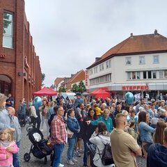 Kinderrechtefest Kommando Kids Zeven 2.6.2024; Beginn der Vernastaltung; zu sehen ist das Publikum bestehend aus Familien und Kindern