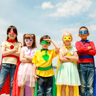 Fünf Kinder verkleidet als Superhelden