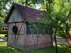  Restauriertes altes Feuerwehrhaus des Vereins „Fachwark Frün`n Hatzte“