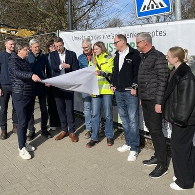 Gruppenfoto Bürgermeister, Samtgemeindeverwaltung, Ingenieure, Architekten vor der Baustelle Campus-Park in der Kanalstraße in Zeven