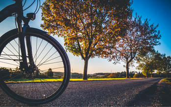 Vorderrad eines Fahrrades auf einer Straße
