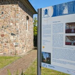 Elsdorfer Kirche mit Infotafel