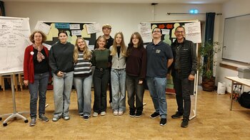 Die Teilnehmerinnen und Teilnehmer zusammen mit Kreisjugendpflegerin Birgit Martens (ganz links) und Diakon Werner Burfeind (ganz rechts)