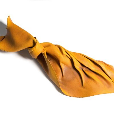 Skulptur mit Faltoptik aus Keramtik