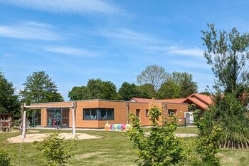 Gebäude der Kita Elsdorf mit Spielplatz