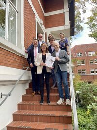 Karin Beckmann (ArL Lüneburg) überreicht die Mittelteilung zum Programmjahr 2025 der Stadt Zeven an Bürgermeister Jens Petersen und Stadtdirektor Henning Fricke