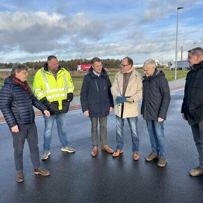 Gruppenfoto Samtgemeindeverwaltung, Ingenieure und Unternehmen bei der Abnahme zur Erschließung des Industriegebiets Hexenberg